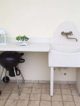 Pila in graniglia di marmo con ripiano